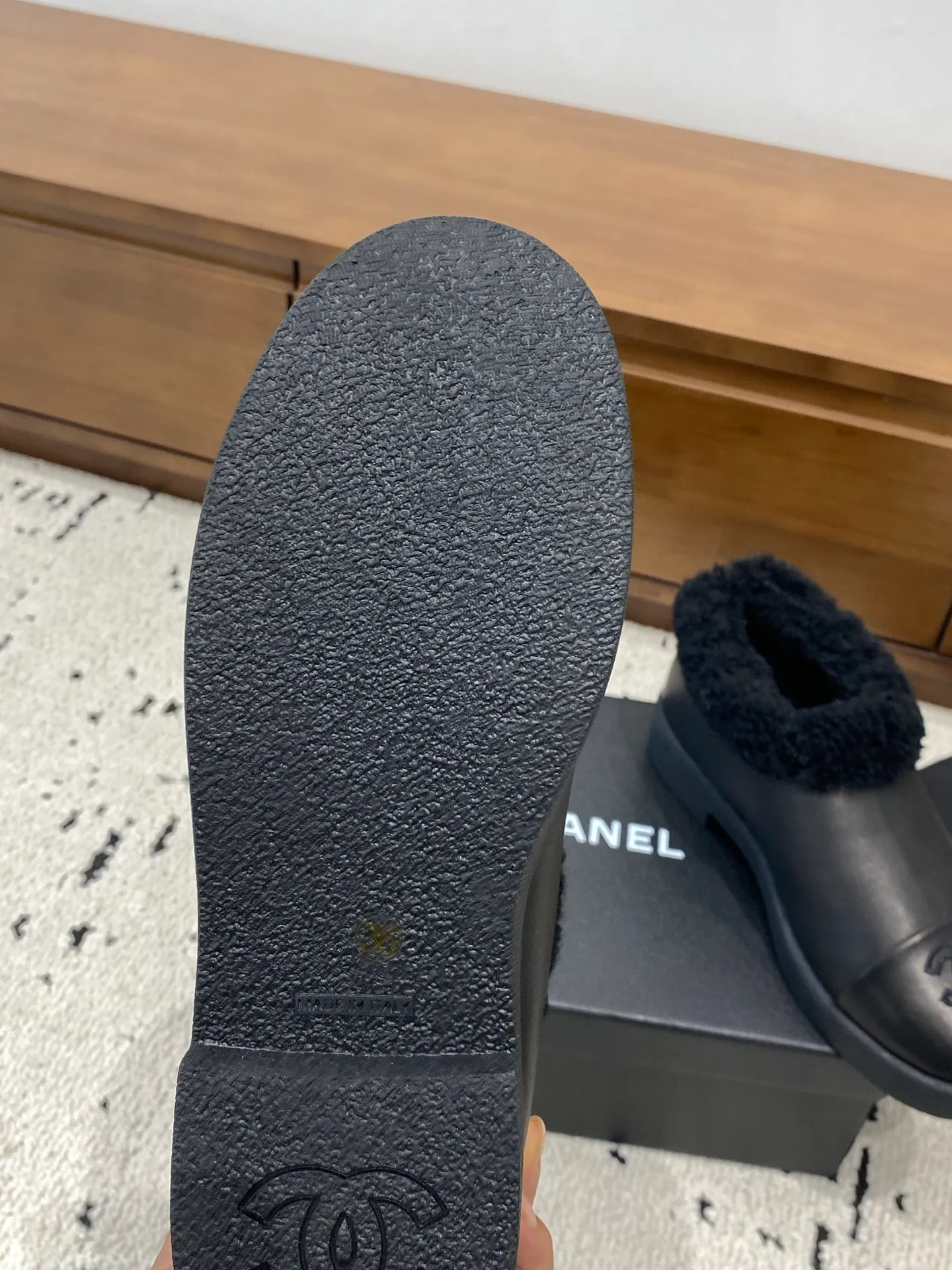 👟👟Ex-factory price 640👟👟 🍀Chanel 2025 autumn and winter style wool shoes Chanel new autumn and winter genuine wool slippers and boots Xiaoxiang 2025 autumn and winter one of the most beautiful snow boots Classic, beautiful and warm snow boots ❤️super warm! It's enough to have it this winter, it's really beautiful and fairy~ Materials and craftsmanship: The upper is made of custom sheepskin/wool/sheepskin, and the inner pads are all made of wool. It feels very soft and comfortable! The sole is the original TPU outsole Size: 35-39 (40.41 customized, non-refundable)